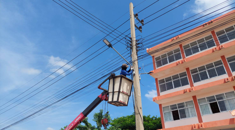 วันที่ 1 พฤศจิกายน 2566 นายชัยรัตน์ กิตติหิรัญวัฒน์ นายกเทศมนตรีตำบลตลาดแค มอบหมายให้เจ้าหน้าที่เทศบาลตำบลตลาดแค ดำเนินการติดตั้งโคมไฟฟ้าส่องสว่าง LED บริเวณถนนวิศาลยติกิจ ในเขตเทศบาลตำบลตลาดแค