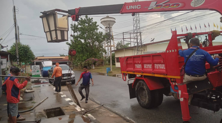 วันที่ 10 พฤศจิกายน 2566 นายชัยรัตน์ กิตติหิรัญวัฒน์ นายกเทศมนตรีตำบลตลาดแค มอบหมายให้เจ้าหน้าที่เทศบาลตำบลตลาดแค ดำเนินการแก้ไขปัญหาท่อระบายน้ำที่อุดตัน โดยการนำเศษขยะ ออกจากท่อระบายน้ำ บริเวณตลาดสดเทศบาลตำบลตลาดแค  ตำบลธารปราสาท อำเภอโนนสูง จังหวัดนครราชสีมา