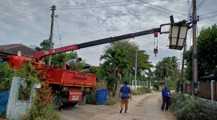 วันที่ 17 พฤศจิกายน 2566 นายชัยรัตน์ กิตติหิรัญวัฒน์ นายกเทศมนตรีตำบลตลาดแค มอบหมายให้เจ้าหน้าที่เทศบาลตำบลตลาดแค ดำเนินการติดตั้งโคมไฟฟ้าส่องสว่าง LED บริเวณถนนเทศบาล ซอย 6  อำเภอโนนสูง จังหวัดนครราชสีมา