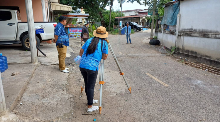 วันที่ 17 พฤศจิกายน 2566 นายชัยรัตน์ กิตติหิรัญวัฒน์ นายกเทศมนตรีตำบลตลาดแค มอบหมายให้เจ้าหน้าที่เทศบาลตำบลตลาดแค  ดำเนินการกำหนดระดับถนน คลส. โครงการการปรับปรุงถนน และก่อสร้างระบบระบายน้ำถนนเทศบาลซอย 9/3 (บ้านนางแก้ว แอบกลาง ถึงบ้านนางสำเรียง แซ่เอี๊ยบ) ชุมชนโนนพิมาน หมูที่ 12 อำเภอโนนสูง จังหวัดนครราชสีมา