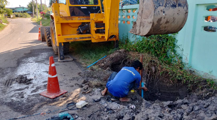 วันที่ 22 พฤศจิกายน 2566 นายชัยรัตน์ กิตติหิรัญวัฒน์ นายกเทศมนตรีตำบลตลาดแค มอบหมายให้เจ้าหน้าที่เทศบาลตำบลตลาดแค ดำเนินการซ่อมท่อเมนประปา แก้ไขปัญหากรณีน้ำประปาไม่ไหล ในเขตเทศบาลตำบลตลาดแค ตำบลธารปราสาท อำเภอโนนสูง จังหวัดนครราชสีมา