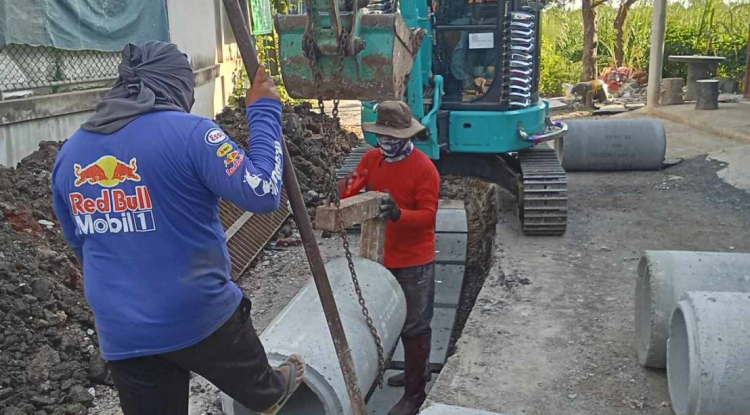 วันที่ 23 พฤศจิกายน 2566 นายชัยรัตน์ กิตติหิรัญวัฒน์ นายกเทศมนตรีตำบลตลาดแค มอบหมายให้เจ้าหน้าที่เทศบาลตำบลตลาดแค  ลงพื้นที่ดำเนินการคุมงานก่อสร้างโครงการการปรับปรุงถนน และก่อสร้างระบบระบายน้ำถนนเทศบาลซอย 9/3 (บ้านนางแก้ว แอบกลาง ถึงบ้านนางสำเรียง แซ่เอี๊ยบ) ชุมชนโนนพิมาน หมูที่ 12 อำเภอโนนสูง จังหวัดนครราชสีมา