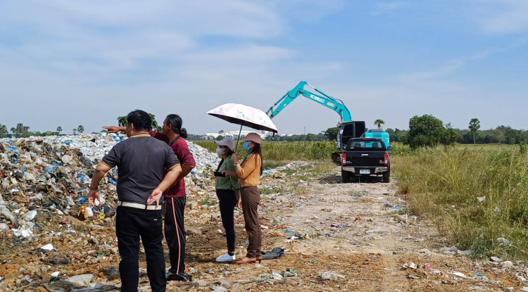 วันที่ 30 พฤศจิกายน 2566 นายชัยรัตน์ กิตติหิรัญวัฒน์ นายกเทศมนตรีตำบลตลาดแค มอบหมายให้เจ้าหน้าที่เทศบาลตำบลตลาดแค  ลงพื้นที่ดำเนินการควบคุมดูความเรียบร้อยการปรับเกลี่ยบ่อขยะ บริเวณบ่อขยะเทศบาลตำบลตลาดแค อำเภอโนนสูง จังหวัดนครราชสีมา