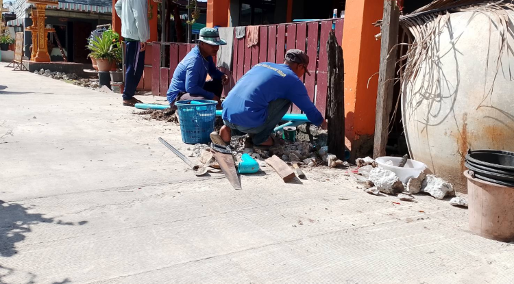 วันที่ 6 ธันวาคม 2566 นายชัยรัตน์ กิตติหิรัญวัฒน์ นายกเทศมนตรีตำบลตลาดแค มอบหมายให้เจ้าหน้าที่เทศบาลตำบลตลาดแค ดำเนินการวางท่อเมนประปา บริเวณซอย 20/3 แก้ไขปัญหาน้ำประปาไหลเบา  อำเภอโนนสูง จังหวัดนครราชสีมา