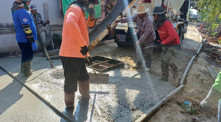 วันที่ 11 ธันวาคม 2566 นายชัยรัตน์ กิตติหิรัญวัฒน์ นายกเทศมนตรีตำบลตลาดแค มอบหมายให้เจ้าหน้าที่เทศบาลตำบลตลาดแค  ลงพื้นที่ดำเนินการคุมงานก่อสร้างโครงการการปรับปรุงถนน และก่อสร้างระบบระบายน้ำถนนเทศบาลซอย 9/3 (บ้านนางแก้ว แอบกลาง ถึงบ้านนางสำเรียง แซ่เอี๊ยบ) ชุมชนโนนพิมาน หมูที่ 12 อำเภอโนนสูง จังหวัดนครราชสีมา