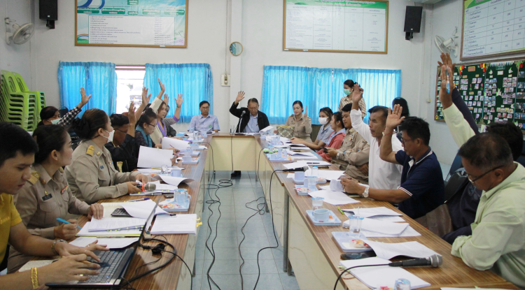 วันที่ 18 ธันวาคม 2566 นายชัยรัตน์ กิตติหิรัญวัฒน์ นายกเทศมนตรีตำบลตลาดแค ร่วมประชุมคณะกรรมการกองทุนหลักประกันสุขภาพในระดับท้องถิ่นหรือพื้นที่เทศบาลตำบลตลาดแค เพื่อพิจารณา แผนงาน/โครงการ/กิจกรรม ที่ขอรับการสนับสนุนงบประมาณดำเนินโครงการจากกองทุนหลักประกันสุขภาพในระดับท้องถิ่นหรือพื้นเทศบาลตำบลตลาดแค ประจำปีงบประมาณ 2567  ณ ห้องประชุมเทศบาลตำบลตลาดแค อำเภอโนนสูง จังหวัดนครราชสีมา