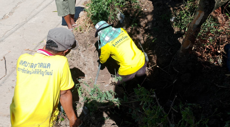 วันที่ 18 ธันวาคม 2566 นายชัยรัตน์ กิตติหิรัญวัฒน์ นายกเทศมนตรีตำบลตลาดแค มอบหมายให้เจ้าหน้าที่เทศบาลตำบลตลาดแค  ลงพื้นที่ดำเนินการเชื่อมท่อน้ำประปา บริเวณถนนหน้าบ้านนางปลาบู่ พลจันทึก ชุมชนสระแทด หมู่ 11 ตำบลธารปราสาท อำเภอโนนสูง จังหวัดนครราชสีมา