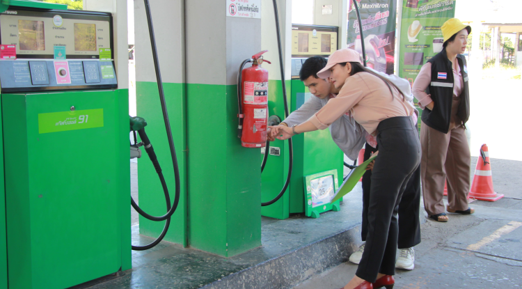 วันที่ 19 ธันวาคม 2566 นายชัยรัตน์ กิตติหิรัญวัฒน์ นายกเทศมนตรีตำบลตลาดแค มอบหมายให้เจ้าหน้าที่กองช่าง ร่วมกับเจ้าหน้าที่กองสาธารณสุขเทศบาลตำบลตลาดแค  ลงพื้นที่ดำเนินการตรวจสถานประกอบการต่อใบอนุญาตประกอบกิจการสถานบริการน้ำมัน (ธพ.น.3) ประจำปี 2566 และตรวจสถานประกอบการที่เป็นอันตรายต่อสุขภาพ จำนวน 2 ปั้ม