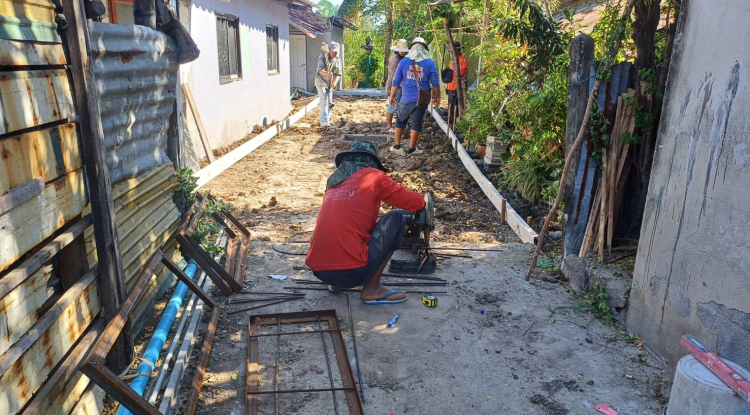 วันที่  21 ธันวาคม 2566 นายชัยรัตน์ กิตติหิรัญวัฒน์ นายกเทศบาลตำบลตลาดแค มอบหมายให้เจ้าหน้าที่เทศบาลตำบลตลาดแค ดำเนินการควบคุมงานโครงการก่อสร้างถนนและระบบระบายน้ำ ถนนเทศบาลซอย 9/4 (บ้านนางไปล่ ญาติกลาง) ชุมชนโนนพิมาน หมู่ที่ 12 ตำบลธารปราสาท อำเภอโนนสูง จังหวัดนครราชสีมา