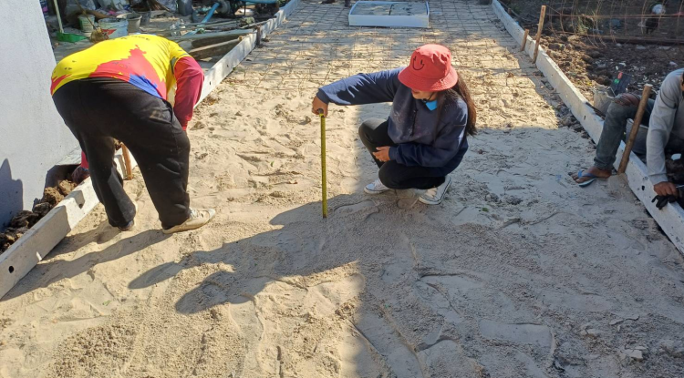 วันที่  22 ธันวาคม 2566 นายชัยรัตน์ กิตติหิรัญวัฒน์ นายกเทศบาลตำบลตลาดแค มอบหมายให้เจ้าหน้าที่เทศบาลตำบลตลาดแค ดำเนินการควบคุมงานโครงการก่อสร้างถนนและระบบระบายน้ำ ถนนเทศบาลซอย 9/4 (บ้านนางไปล่ ญาติกลาง) ชุมชนโนนพิมาน หมู่ที่ 12 ตำบลธารปราสาท อำเภอโนนสูง จังหวัดนครราชสีมา