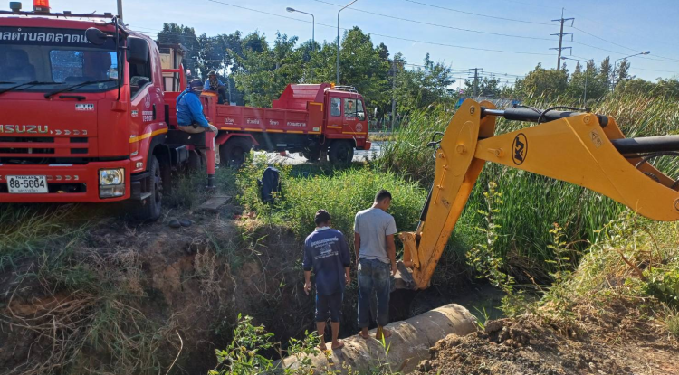 วันที่ 22 ธันวาคม 2566 นายชัยรัตน์ กิตติหิรัญวัฒน์ นายกเทศมนตรีตำบลตลาดแค มอบหมายให้เจ้าหน้าที่เทศบาลตำบลตลาดแค ดำเนินการวางท่อระบายน้ำ บริเวณริมถนนมิตรภาพ ชุมชนตลาดแค หมู่ 12 อำเภอโนนสูง จังหวัดนครราชสีมา