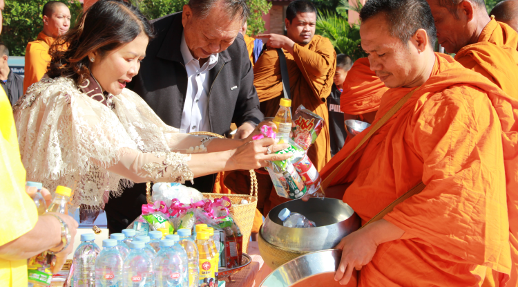 วันที่  25 ธันวาคม 2566 นายชัยรัตน์ กิตติหิรัญวัฒน์ นายกเทศบาลตำบลตลาดแค พร้อมด้วยคณะผู้บริหาร สมาชิกสภาเทศบาล พนักงานเทศบาลตำบลตลาดแค บุคลากรครูโรงเรียนเทศบาลตลาดแค และผู้ปกครองนักเรียนโรงเรียนเทศบาลตลาดแค ร่วมกิจกรรมพิธีทำบุญส่งท้ายปี 2566 และต้อนรับปี 2567 กิจกรรมทำบุญตักบาตรข้าวสาร อาหารแห้ง  ณ สนามกีฬาอเนกประสงค์ โรงเรียนเทศบาลตลาดแค อำเภอโนนสูง จังหวัดนครราชสีมา