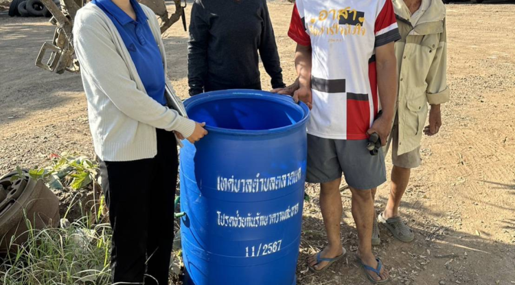 วันที่ 17 มกราคม 2567 นายชัยรัตน์ กิตติหิรัญวัฒน์ นายกเทศบาลตำบลตลาดแค มอบหมายให้เจ้าหน้าที่เทศบาลตำบลตลาดแค ดำเนินการเพิ่มถังขยะ บริการตามคำร้องของประชาชนในพื้นที่เทศบาลตำบลตลาดแค -ชุมชนโนนพิมาน 3 จุด -ชุมชนโนนหนามแดง 1 จุด -ชุมชนสระแทด 3 จุด  อำเภอโนนสูง จังหวัดนครราชสีมา