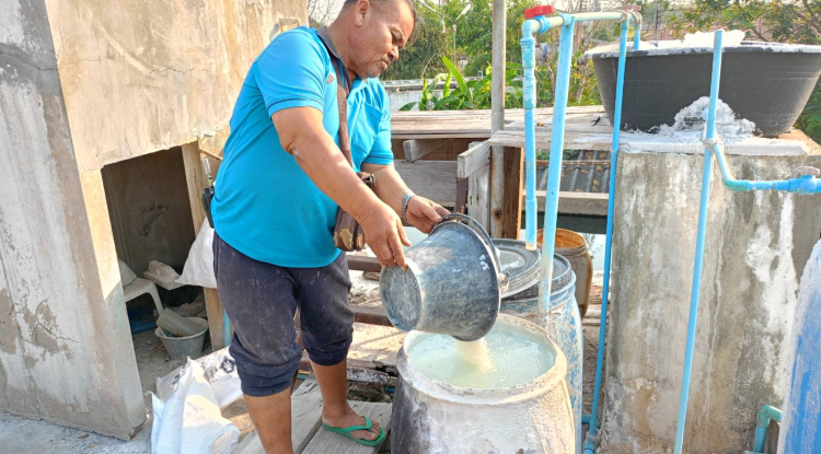 วันที่ 17 กุมภาพันธ์  2567 นายชัยรัตน์ กิตติหิรัญวัฒน์ นายกเทศมนตรีตำบลตลาดแค มอบหมายให้เจ้าหน้าที่เทศบาลตำบลตลาดแค  ได้ดำเนินการเติมสารส้มคลอรีน โรงผลิดน้ำประปา (ป.1,ป.2)  เพื่อให้น้ำประปาสะอาดและปลอดภัยสำหรับประชาชนผู้ใช้น้ำของเทศบาลตำบลตลาดแค