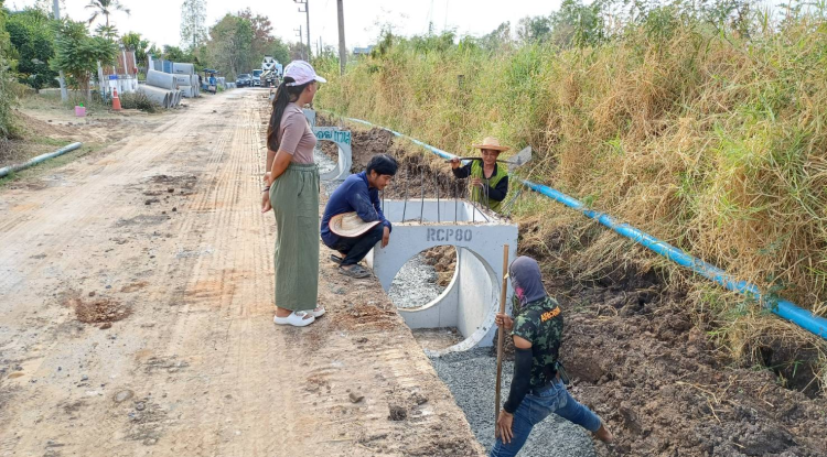 วันที่  18 กุมภาพันธ์ 2567 นายชัยรัตน์ กิตติหิรัญวัฒน์ นายกเทศบาลตำบลตลาดแค มอบหมายให้เจ้าหน้าที่เทศบาลตำบลตลาดแค ดำเนินการควบคุมงานโครงการวางท่อระบายน้ำ คสล. ถนนเทศบาลซอย 13  ชุมชนตะขบ หมู่ที่ 4 ตำบลธารปราสาท อำเภอโนนสูง จังหวัดนครราชสีมา