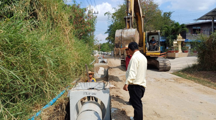 วันที่  20 กุมภาพันธ์ 2567 นายชัยรัตน์ กิตติหิรัญวัฒน์ นายกเทศบาลตำบลตลาดแค มอบหมายให้เจ้าหน้าที่เทศบาลตำบลตลาดแค ดำเนินการควบคุมงานโครงการวางท่อระบายน้ำ คสล. ถนนเทศบาลซอย 13  ชุมชนตะขบ หมู่ที่ 4 ตำบลธารปราสาท อำเภอโนนสูง จังหวัดนครราชสีมา