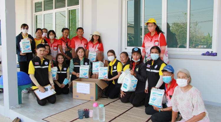 วันที่ 5 มีนาคม 2567 นายชัยรัตน์ กิตติหิรัญวัฒน์ นายกเทศมนตรีตำบลตลาดแคล มอบหมายให้นางสาวบรรจง  เพ็ชรพิมาย รองนายกเทศมนตรีตำบลตลาดแค พร้อมด้วยนางวรรณา นานอก รองนายกเทศมนตรีตำบลตลาดแค  สมาชิกสภาเทศบาล เจ้าหน้าที่กองสาธารณสุขและสิ่งแวดล้อมและผู้ช่วยเหลือดูแลผู้มีภาวะพึ่งพิง  ลงพื้นที่เยี่ยมให้กำลังใจและมอบผลิตภัณฑ์ผ้าอ้อมผู้ใหญ่ แผ่นรองซึมซับให้กับผู้มีภาวะพึ่งพิง สำหรับผู้สูงอายุที่มีภาวะพึ่งพิงและบุคคลอื่นที่มีภาวะพึ่งพิง (Long Term Care) 