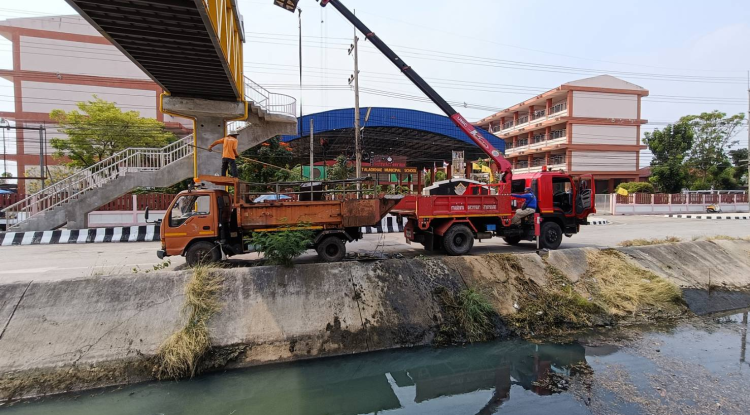 วันที่ 13 มีนาคม 2567 นายชัยรัตน์ กิตติหิรัญวัฒน์ นายกเทศมนตรีตำบลตลาดแค มอบหมายให้เจ้าหน้าที่เทศบาลตำบลตลาดแค ดำเนินการลอกลอกคลองน้ำ โกยดินตะกอน ด้านหน้าโรงเรียนเทศบาลตำบลตลาดแค  ตำบลธารปราสาท อำเภอโนนสูง จังหวัดนครราชสีมา