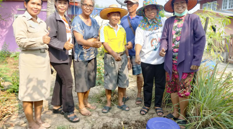 วันที่ 12 มีนาคม 2567 นายชัยรัตน์ กิตติหิรัญวัฒน์ นายกเทศบาลตำบลตลาดแค มอบหมายให้เจ้าหน้าที่เทศบาลตำบลตลาดแค  ลงพื้นที่ร่วมกับผู้ใหญ่บ้าน ผู้นำชุมชน จัดทำถังขยะเปียกลดโลกร้อน  เพื่อกำจัดขยะเปียกในครัวเรือน บริเวณชุมชนตลาดแค หมู่ 2 ตำบลธารปราสาท อำเภอโนนสูง จังหวัดนครราชสีมา