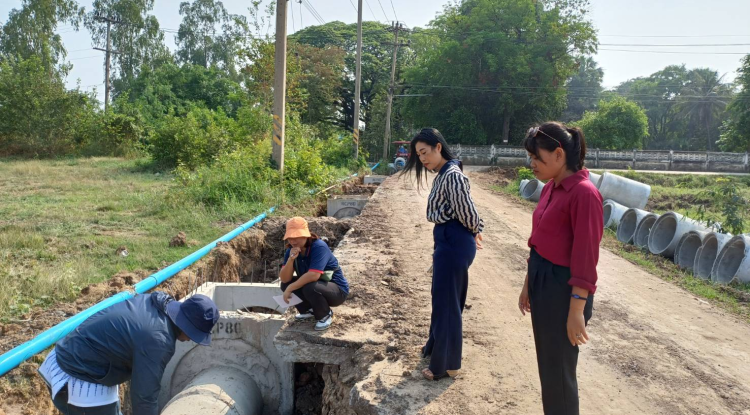 วันที่  15  มีนาคม 2567 นายชัยรัตน์ กิตติหิรัญวัฒน์ นายกเทศบาลตำบลตลาดแค มอบหมายให้เจ้าหน้าที่เทศบาลตำบลตลาดแค ดำเนินการควบคุมงานโครงการวางท่อระบายน้ำ คสล. ถนนเทศบาลซอย 13  ชุมชนตะขบ หมู่ที่ 4 ตำบลธารปราสาท อำเภอโนนสูง จังหวัดนครราชสีมา