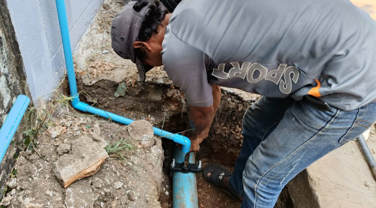 วันที่ 18 มีนาคม  2567 นายชัยรัตน์ กิตติหิรัญวัฒน์ นายกเทศมนตรีตำบลตลาดแค มอบหมายให้เจ้าหน้าที่เทศบาลตำบลตลาดแค  ดำเนินทำการต่อหม้อมิเตอร์น้ำประปา ซอย 2 อำเภอโนนสุง จังหวัดนครราชสีมา