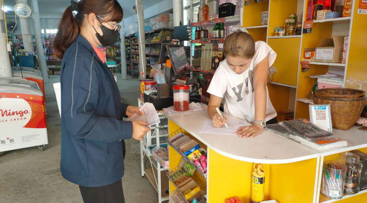 วันที่ 20 มีนาคม 2567 นายชัยรัตน์ กิตติหิรัญวัฒน์ นายกเทศมนตรีตำบลตลาดแค มอบหมายให้เจ้าหน้าที่เทศบาลตำบลตลาดแค ลงพื้นที่ดำเนินการออกตรวจสถานประกอบกิจการจำหน่ายอาหาร  สะสมอาหาร  และสถานประกอบการที่เป็นอันตรายต่อสุขภาพ  บริเวณหมู่ 12 และหมู่ 1 ตำบลธารปราสาท อำเภอโนนสูง จังหวัดนครราชสีมา เพื่อตรวจประเมินประกอบการออกใบอนุญาตประจำปี 2567