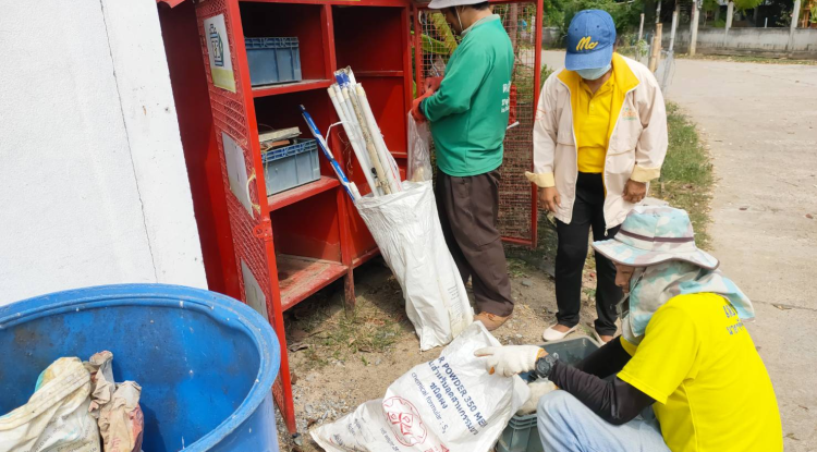 วันที่  25  มีนาคม 2567 นายชัยรัตน์ กิตติหิรัญวัฒน์ นายกเทศบาลตำบลตลาดแค มอบหมายให้เจ้าหน้าที่เทศบาล  ดำเนินการเก็บรวบรวมขยะอันตรายที่ประชาชนนำมาใส่ไว้ที่ตู้แดง (ตู้ขยะอันตราย) ทั้งหมด 8 จุด เพื่อนำมาแยกประเภทและรวมปริมาณน้ำหนัก เตรียมนำส่งไปกำจัดอย่างถูกวิธีต่อไป