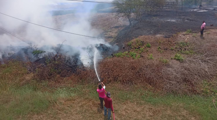 วันที่ 2 เมษายน 2567  เวลา 11.35 น. ได้รับการแจ้งเหตุจากประชาชน เหตุไฟไหม้หญ้า  บริเวณด้านหลัง ศูนย์รถยนต์โตโยต้าตลาดแค    นายชัยรัตน์ กิตติหิรัญวัฒน์  นายกเทศมนตรีตำบลตลาดแค ได้สั่งการให้เจ้าหน้าที่งานป้องกันและบรรเทาสาธารณภัย จำนวน 8 นาย นำรถน้ำออกระงับเหตุเพลิงไหม้ที่เกิดเหตุร่วมกับองค์การบริหารส่วนตำบลธารปราสาท   สามารถควบคุมเพลิงให้อยู่ในวงจำกัดได้ เวลา 13.10 น.  จากการตรวจสอบเบื้องต้นไม่ได้รับความเสียหายใด (สาเหตุอยู่ระหว่างการตรวจสอบ)