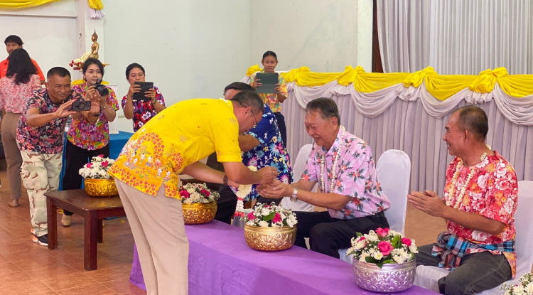 วันที่ 11 เมษายน 2567  นายชัยรัตน์ กิตติหิรัญวัฒน์ นายกเทศมนตรีตำบลตลาดแค  ร่วมกิจกรรมสรงน้ำพระ รดน้ำขอพรท่านนายอำเภอโนนสูง เนื่องในเทศกาลสงกรานต์ ประจำปี 2567 หอประชุมอำเภอโนนสูง อำเภอโนนสูง จังหวัดนครราชสีมา