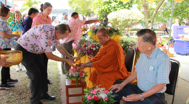 วันที่ 13 เมษายน 2566  เทศบาลตำบลตลาดแค นำโดยนายชัยรัตน์ กิตติหิรัญวัฒน์ นายกเทศมนตรีตำบลตลาดแค  พร้อมด้วยคณะผู้บริหาร สมาชิกสภาเทศบาล ผู้นำชุมชน และประชาชนชาวตลาดแค ร่วมสืบสานประเพณีสงกรานต์ ประจำปี 2567 สรงน้ำพระ รดน้ำขอพรผู้สูงอายุ และกิจกรรมแข่งขันกีฬา ณ บริเวณลานอเนกประสงค์โรงเรียนเทศบาลตลาดแค อำเภอโนนสูง จังหวัดนครราชสีมา