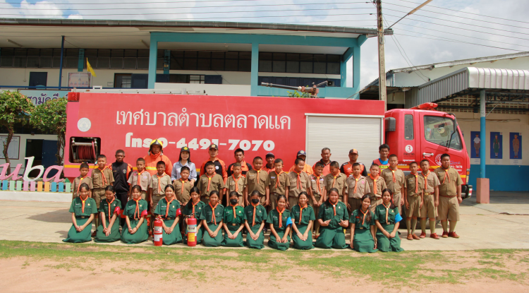 วันที่ 23 พฤษภาคม 2567 นายชัยรัตน์ กิตติหิรัญวัฒน์ นายกเทศมนตรีตำบลตลาดแค มอบหมายให้เจ้าหน้าที่งานป้องกันและบรรเทาสาธารณภัยเทศบาลตำบลตลาดแค เป็นวิทยากรให้ความรู้ วิธีปฏิบัติในการป้องกัน การระงับอัคคีภัย และเตรียมความพร้อมกรณีที่มีอุบัติภัยเกิดขึ้นแก่ข้าราชการครู บุคลากรทางการศึกษา และนักเรียนโรงเรียนอนุบาลตลาดแค ตามโครงการฝึกอบรมเชิงปฏิบัติการเกี่ยวกับการป้องกัน และระงับอัคคีภัยหลักสูตร "การดับเพลิงขั้นต้น การฝึกซ้อมดับเพลิง" ณ โรงเรียนอนุบาลตลาดแค อำเภอโนนสูง จังหวัดนครราชสีมา