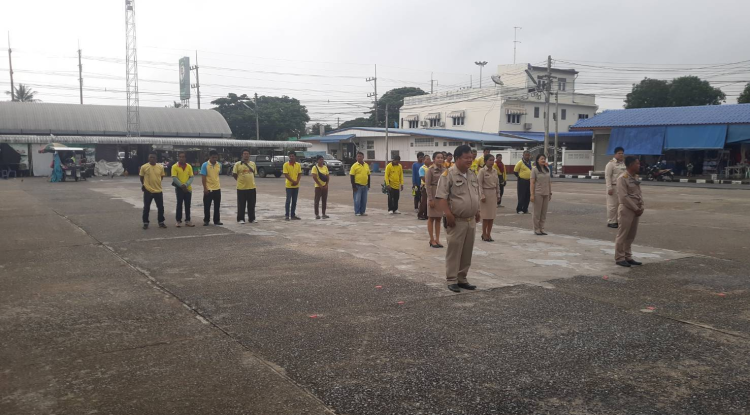 กิจกรรมเข้าแถวเคารพธงชาติ โดยมีพนักงานเทศบาล พนักงานครูเทศบาล ลูกจ้างประจำ และพนักงานจ้าง เข้าแถวเคารพธงชาติ บริเวณหน้าเสาธง ณ บริเวณหน้าสำนักงานเทศบาลตำบลตลาดแค