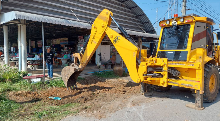 การปรับพื้นที่เพื่อดำเนินการเทคอนกรีต บริเวณตลาดสดเทศบาลตำบลตลาดแค อำเภอโนนสูง จังหวัดนครราชสีมา
