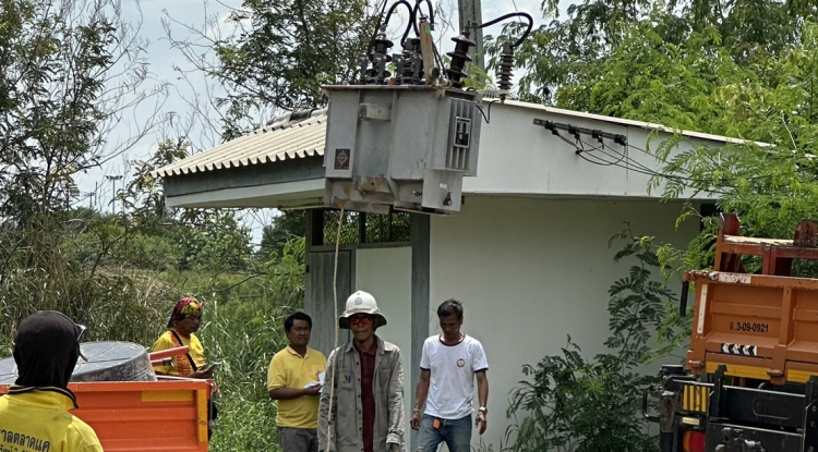 วันที่ 8 กรกฎาคม 2567 นายชัยรัตน์ กิตติหิรัญวัฒน์ นายกเทศมนตรีตำบลตลาดแค มอบหมายให้เจ้าหน้าที่เทศบาลตำบลตลาดแค ลงพื้นที่ร่วมกับเจ้าหน้าที่การไฟฟ้าส่วนภูมิภาคสาขาพิมาย ดำเนินการเปลี่ยนขนาดหม้อแปลงไฟฟ้า และปรังปรุงซ่อมแซมเสาไฟฟ้าที่เอียงให้อยู่ในสภาพปกติ บริเวณบ่อบำบัดน้ำเสียเทศบาลตำบลตลาดแค อำเภอโนนสูง จังหวัดนครราชสีมา