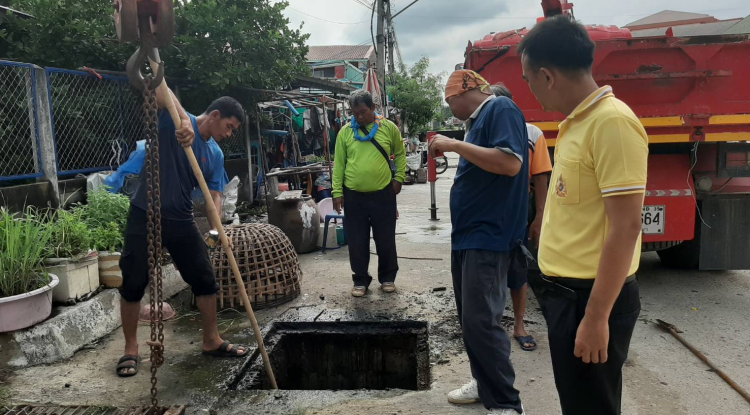 วันที่ 17 กรกฎาคม 2567 นายชัยรัตน์ กิตติหิรัญวัฒน์ นายกเทศมนตรีตำบลตลาดแค มอบหมายให้เจ้าหน้าที่เทศบาลตำบลตลาดแค ดำเนินการลอกท่อระบายน้ำ เพื่อกำจัดเศษขยะมูลฝอย ดินโคลนต่างๆ ออกจากท่อระบายน้ำ ป้องกันปัญหาน้ำท่วมขังในช่วงฤดูฝน  ในเขตเทศบาลตำบลตลาดแค ตำบลธารปราสาท อำเภอโนนสูง จังหวัดนครราชสีมา