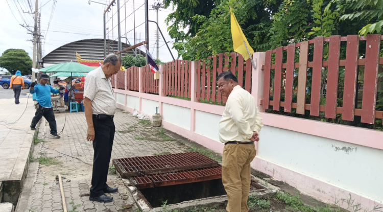 วันที่ 18 กรกฎาคม 2567 นายชัยรัตน์ กิตติหิรัญวัฒน์ นายกเทศมนตรีตำบลตลาดแค ลงพื้นที่ควบคุมเจ้าหน้าที่เทศบาลตำบลตลาดแค ดำเนินการลอกท่อระบายน้ำ  โกยดินตะกอน เพื่อกำจัดเศษขยะมูลฝอย ดินโคลนต่างๆ ออกจากท่อระยน้ำ ป้องกันปัญหาน้ำท่วมขังในช่วงฤดูฝน บริเวณหน้าโรงเรียนเทศบาลตำบลตลาดแค  ตำบลธารปราสาท อำเภอโนนสูง จังหวัดนครราชสีมา