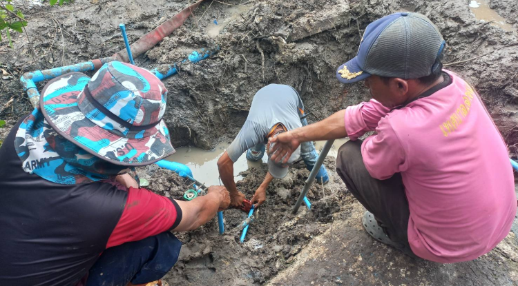 วันที่ 30 กรกฎาคม  2567 นายชัยรัตน์ กิตติหิรัญวัฒน์ นายกเทศมนตรีตำบลตลาดแค มอบหมายให้เจ้าหน้าที่เทศบาลตำบลตลาดแค  ดำเนินทำการซ่อมท่อเมนประปา บริเวณชุมชนสระแทด  อำเภอโนนสุง จังหวัดนครราชสีมา