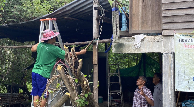 วันที่ 31 กรกฎาคม 2567 นายชัยรัตน์ กิตติหิรัญวัฒน์ นายกเทศมนตรีตำบลตลาดแค มอบหมายให้กองสวัสดิการสังคม พร้อมด้วยนายประกอบ กระจ่างโพธิ์  สมาชิกสภาเทศบาล นายเจริญ ประวัติกลาง นายจักร์ ไชยสมบัติ และนายอาทิตย์ แถมกลาง สมาชิกสภาเทศบาล สนับสนุนรถไถและดิน รวมถึงผู้นำชุมชน ชาวบ้าน ม.15  ลงพื้นที่ร่วมแรงร่วมใจกันช่วยรื้อถอนและปรับพื้นที่บ้านนายมงคล  ปานทองสุข เพื่อเตรียมดำเนินโครงการปรับสภาพแวดล้อมให้แก่คนพิการ ตำบลธารปราสาท อำเภอโนนสูง จังหวัดนครราชสีมา