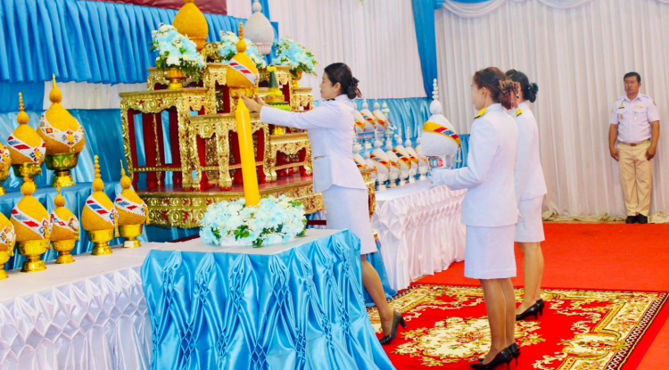 วันที่ 12 สิงหาคม 2567 นายชัยรัตน์ กิตติหิรัญวัฒน์ นายกเทศมนตรีตำบลตลาดแค มอบหมายให้ นางสาวบรรจง เพ็ชรพิมาย รองนายกเทศมนตรีตำบลตลาดแค พร้อมด้วยเจ้าหน้าที่สังกัดกองการศึกษา และคณะบุคลากรทางการศึกษาโรงเรียนเทศบาลตลาดแค ร่วมพิธีถวายเครื่องราชสักการะและวางพานพุ่ม และพิธีจุดเทียนถวายพระพรชัยมงคล เนื่องในโอกาสวันเฉลิมพระชนมพรรษา สมเด็จพระนางเจ้าสิริกิติ์ พระบรมราชินีนาถ พระบรมราชชนนีพันปีหลวง 12 สิงหาคม 2567