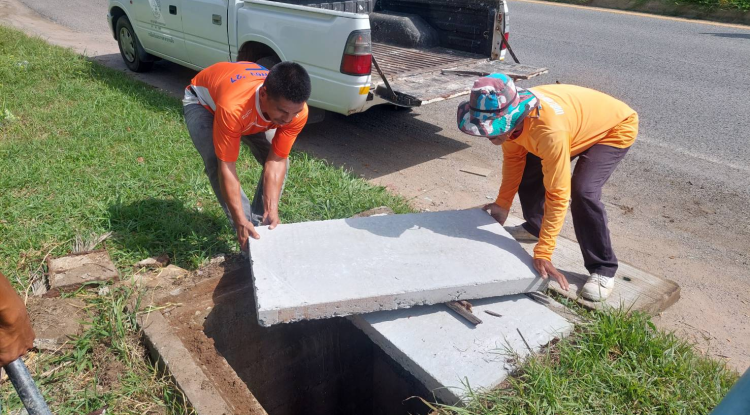 วันที่ 15 สิงหาคม 2567  นายชัยรัตน์ กิตติหิรัญวัฒน์ นายกเทศมนตรีตำบลตลาดแค มอบหมายให้เจ้าหน้าที่เทศบาลตำบลตลาดแค ลงพื้นที่ดำเนินการ เปลี่ยนฝาท่อระบายน้ำที่ชำรุด บริเวณชุมชนสำโรงตะวันตก อำเภอโนนสูง จังหวัดนครราชสีมา