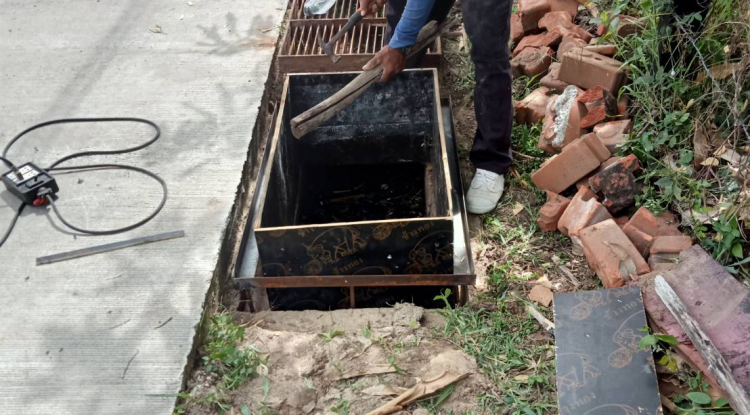 วันที่ 21 สิงหาคม 2567  นายชัยรัตน์ กิตติหิรัญวัฒน์ นายกเทศมนตรีตำบลตลาดแค มอบหมายให้เจ้าหน้าที่เทศบาลตำบลตลาดแค ลงพื้นที่ดำเนินการ เสริมปากบ่อท่อระบายน้ำ ถนนเทศบาล ซอย 5 ชุมชนตลาดแค หมู่ที่ 2 อำเภอโนนสูง จังหวัดนครราชสีมา