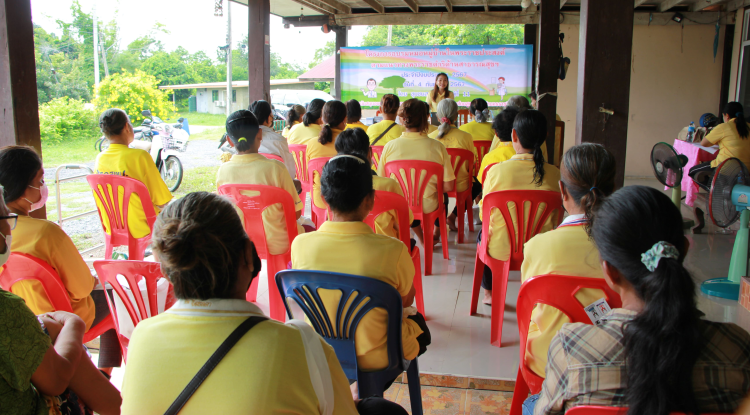 วันที่ 4 กันยายน 2567 นายชัยรัตน์ กิตติหิรัญวัฒน์ นายกเทศมนตรีตำบลตลาดแค มอบหมายให้เจ้าหน้าที่เทศบาลตำบลตลาดแค ร่วมโครงการอบรมหมอหมู่บ้านในพระราชประสงค์ ตามแนวทางโครงการพระราชดำริด้านสาธารณสุข ณ ชุมชนสระแทด  อำเภอโนนสูง จังหวัดนครราชสีมา