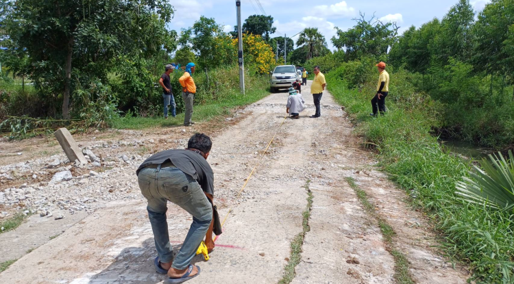 วันที่ 5 กันยายน 2567 นายชัยรัตน์ กิตติหิรัญวัฒน์ นายกเทศบาลตำบลตลาดแค มอบหมายให้เจ้าหน้าที่เทศบาลตำบลตลาดแค ลงพื้นที่ดำเนินการควบคุมงานก่อสร้างปรับปรุงซ่อมแซมถนนคอนกรีตเสริมเหล็ก ถนนเทศบาลซอย 19 (บ้านนายชอบ แจ้งพิมาย) ชุมชนตลาดตะวันออกฝั่งใต้ หมู่ที่ 15 ตำบลธารปราสาท อำเภอโนนสูง จังหวัดนครราชสีมา