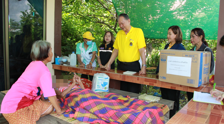 วันที่ 26 กันยายน 2567 นายชัยรัตน์ กิตติหิรัญวัฒน์ นายกเทศมนตรีตำบลตลาดแคล พร้อมด้วยนางวรรณา นานอก รองนายกเทศมนตรีตำบลตลาดแค   เจ้าหน้าที่กองสาธารณสุขและสิ่งแวดล้อมและผู้ช่วยเหลือดูแลผู้มีภาวะพึ่งพิง  ลงพื้นที่เยี่ยมให้กำลังใจและมอบผลิตภัณฑ์ผ้าอ้อมผู้ใหญ่  ตามชุดสิทธิประโยชน์ สปสช. ภายใต้โครงการการจัดบริการดูแลระยะยาวสำหรับผู้สูงอายุที่มีภาวะพึ่งพิงและบุคคลอื่นที่มีภาวะพึ่งพิง (Long Term Care) 