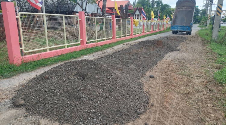 วันที่ 24 ตุลาคม 2567 นายชัยรัตน์ กิตติหิรัญวัฒน์ นายกเทศมนตรีตำบลตลาดแค มอบหมายให้เจ้าหน้าที่เทศบาลตำบลตลาดแค ดำเนินการลงหินคลุกปรับสภาพพื้นผิวจราจร เพื่อบรรเทาความเดือดร้อนให้กับประชาชนที่ใช้ทางสัญจรไปมา  บริเวณถนนหน้าโรงพยาบาลส่งเสริมสุขภาพตำบลตลาดแค 