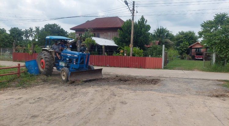 วันที่ 24 ตุลาคม 2567 นายชัยรัตน์ กิตติหิรัญวัฒน์ นายกเทศมนตรีตำบลตลาดแค มอบหมายให้เจ้าหน้าที่เทศบาลตำบลตลาดแค ดำเนินการลงหินคลุกปรับสภาพพื้นผิวจราจร เพื่อบรรเทาความเดือดร้อนให้กับประชาชนที่ใช้ทางสัญจรไปมา  บริเวณถนนเทศบาล ซอย 26 และถนนหลังฝาย ชุมชนตลาดแคตะวันออกฝั่งเหนือ ม.15  