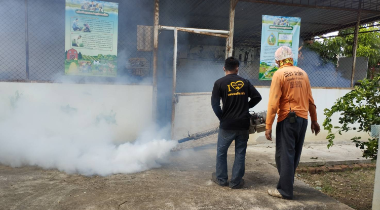 วันที่ 31 ตุลาคม  2567 นายชัยรัตน์ กิตติหิรัญวัฒน์ นายกเทศมนตรีตำบลตลาดแค มอบหมายให้เจ้าหน้าที่เทศบาลตำบลตลาดแค ลงพื้นที่ดำเนินการพ่นหมอกควันกำจัดยุงเพื่อเตรียมความพร้อมสำหรับการเปิดภาคเรียนของโรงเรียนเทศบาลตลาดแคและศูนย์พัฒนาเด็กเล็กเทศบาลตำบลตลาดแค อำเภอโนนสูง จังหวัดนครราชสีมา