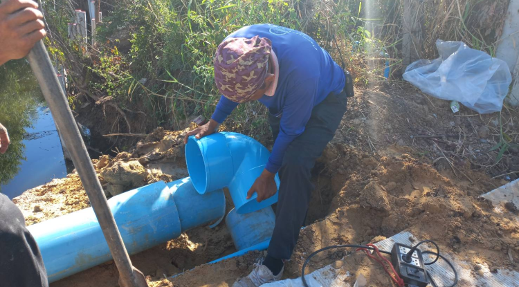 วันที่ 1 พฤศจิกายน 2567 นายชัยรัตน์ กิตติหิรัญวัฒน์ นายกเทศมนตรีตำบลตลาดแค มอบหมายให้เจ้าหน้าที่เทศบาลตำบลตลาดแค ดำเนินการติดตั้งท่อสูบน้ำเสีย บริเวณโรงสูบบ่อบำบัดน้ำเสียเทศบาลตำบลตลาดแค ตำบลธารปราสาท อำเภอโนนสูง จังหวัดนครราชสีมา