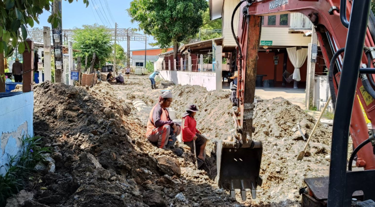 วันที่ 11 พฤศจิกายน 2567 นายชัยรัตน์ กิตติหิรัญวัฒน์ นายกเทศมนตรีตำบลตลาดแค มอบหมายให้เจ้าหน้าที่เทศบาลตำบลตลาดแค  ลงพื้นที่ควบคุมการดำเนินงานโครงการปรับปรุงซ่อมแซมถนนคอนกรีตเสริมเหล็ก ถนนเทศบาลซอย 9/2 (บ้านนายยนต์ แสนประเสริฐ ถึงบ้านนางทองใบ มุมกลาง และซอย 9/3 ชุมชนโนนพิมาน