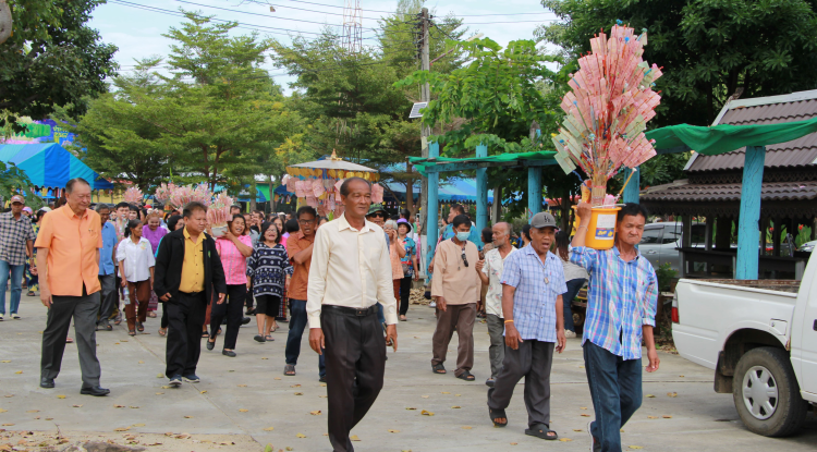 วันที่ 15 พฤศจิกายน 2567 นายชัยรัตน์ กิตติหิรัญวัฒน์ นายกเทศมนตรีตำบลตลาดแค พร้อมด้วยคณะผู้บริหาร สมาชิกสภาเทศบาล บุคคลากรครู เจ้าหน้าที่และพนักงานเทศบาลตำบลตลาดแค ร่วมกิจกรรมทอดผ้าป่าสามัคคี เนื่องในประเพณีลอยกระทง ประจำปี 2567 โดยมีพี่น้องประชาชนทั้ง 10 ชุมชนเข้าร่วมงาน